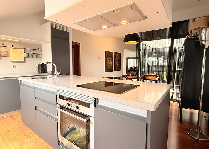 Atico En Plaza De La Constitucion 3 Bedrooms Màlaga